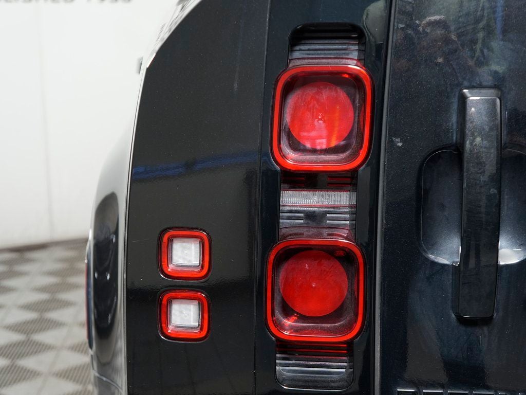 2025 Land Rover Defender 130 X-Dynamic SE