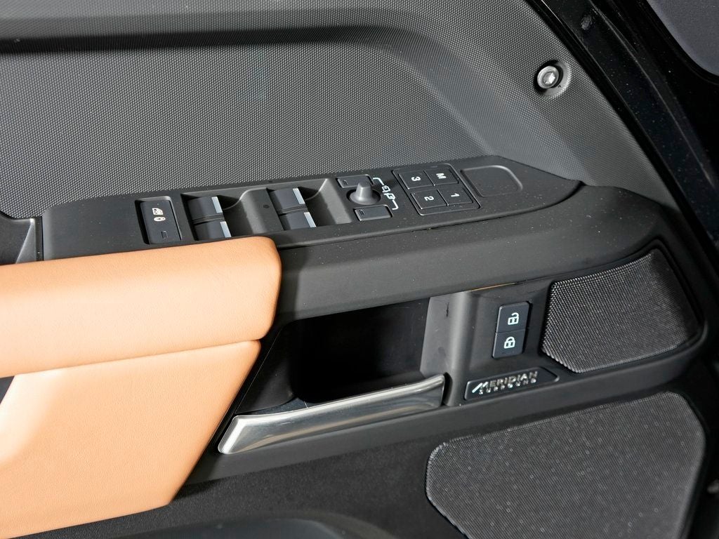 2025 Land Rover Defender 130 X-Dynamic SE