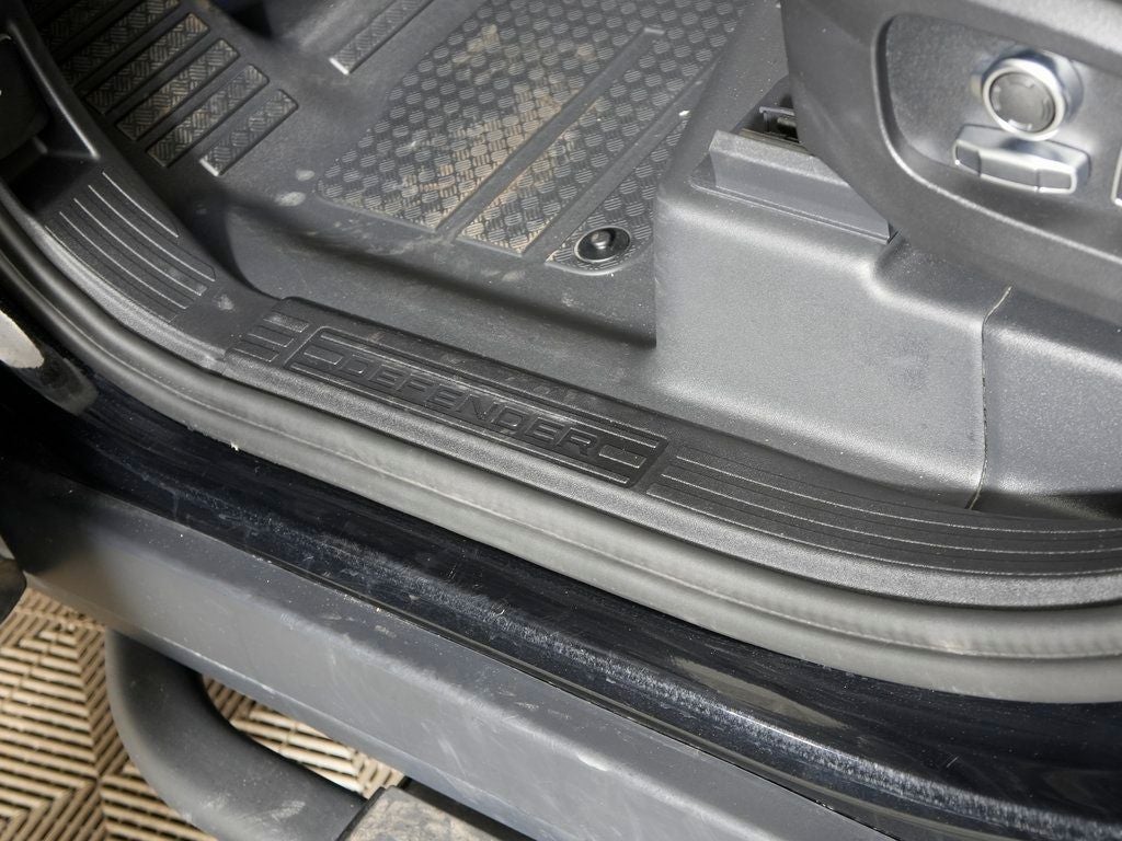 2025 Land Rover Defender 130 X-Dynamic SE