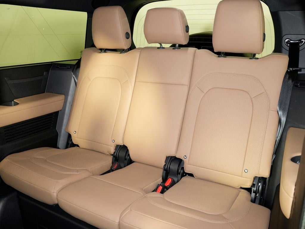 2025 Land Rover Defender 130 X-Dynamic SE