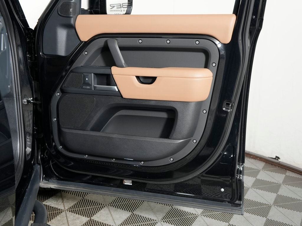 2025 Land Rover Defender 130 X-Dynamic SE