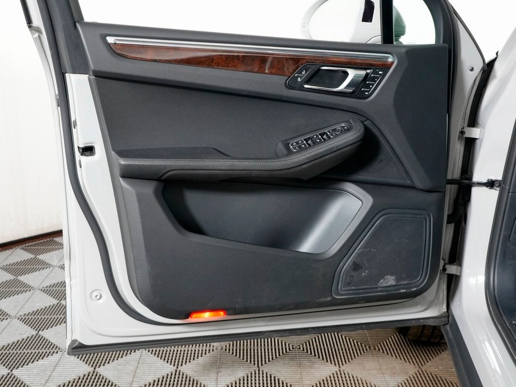 2023 Porsche Macan Base