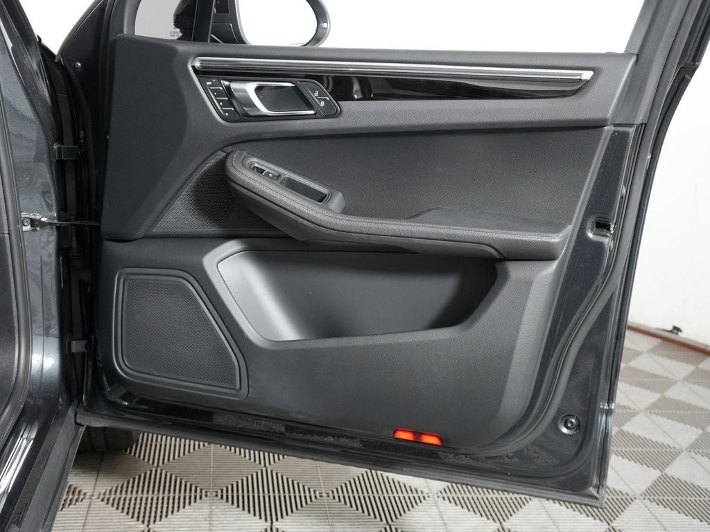 2023 Porsche Macan Base