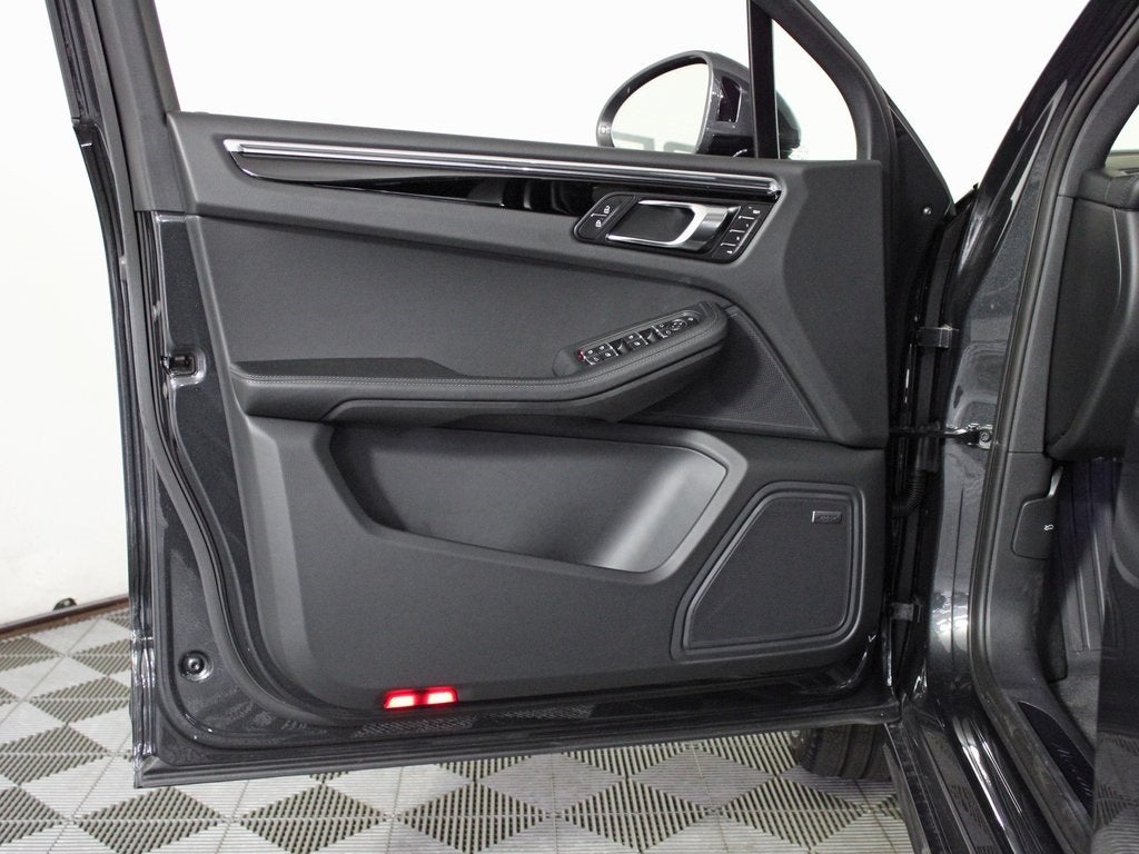 2025 Porsche Macan T