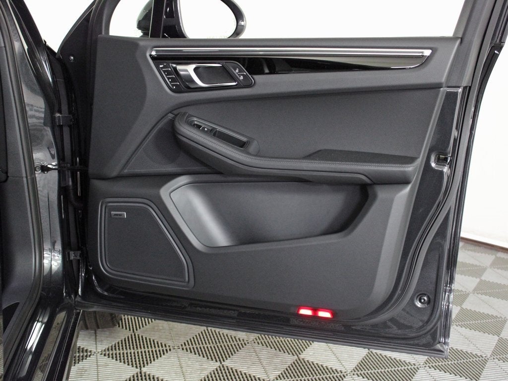 2025 Porsche Macan T