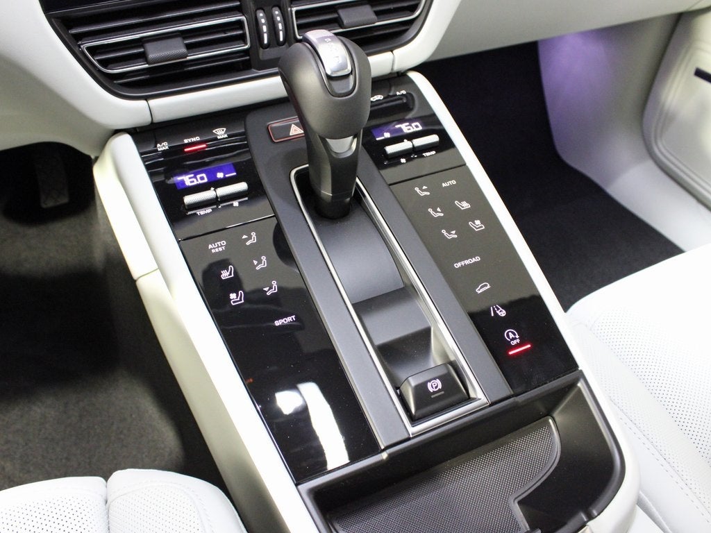 2025 Porsche Macan Base