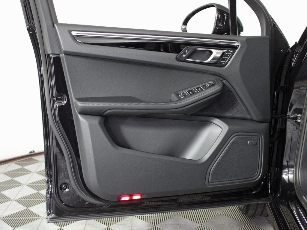 2025 Porsche Macan T