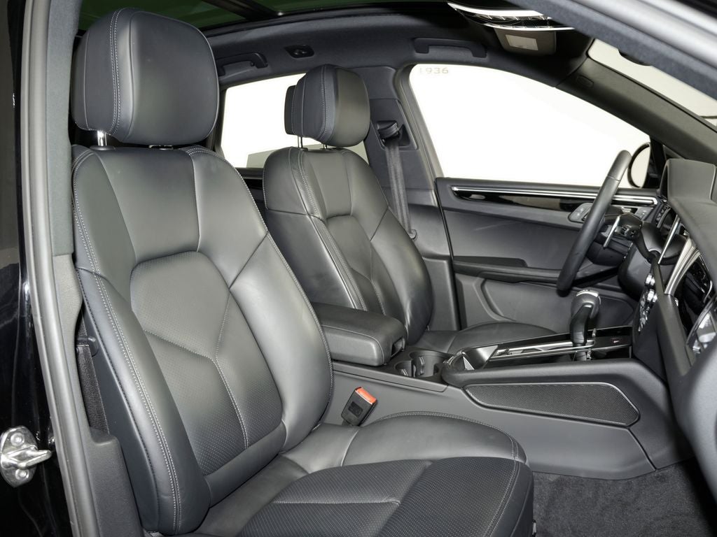 2023 Porsche Macan Base