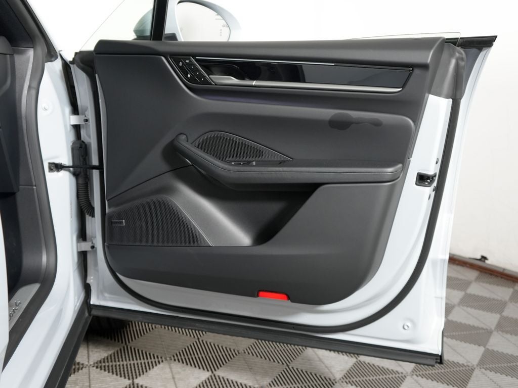 2025 Porsche Macan Electric 4