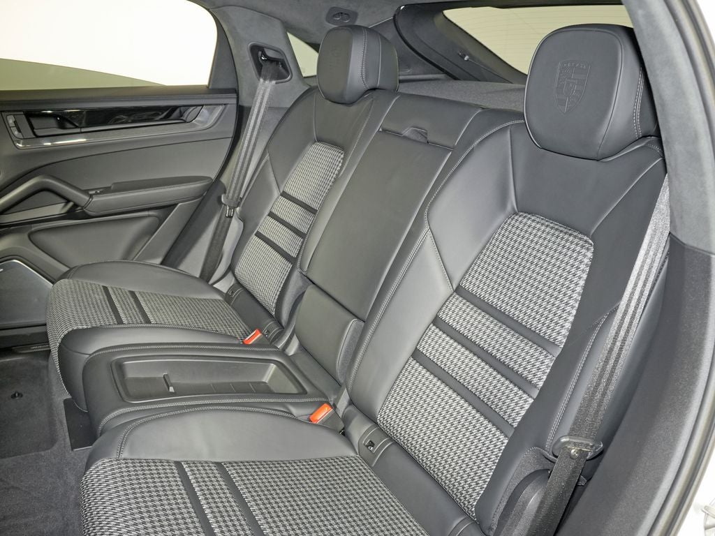 2025 Porsche Cayenne GTS