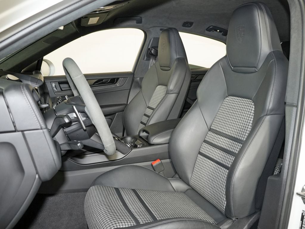 2025 Porsche Cayenne GTS
