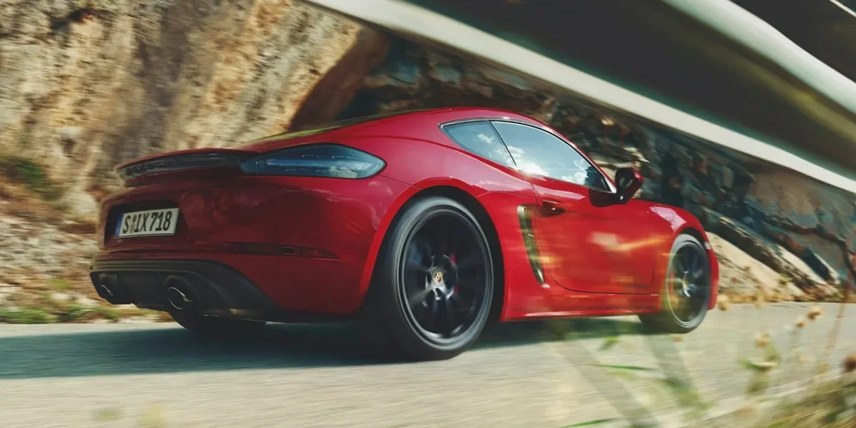 Porsche 718 Cayman equipped with Porsche Active Suspension Management, showing advanced suspension technology for comfort and agility.