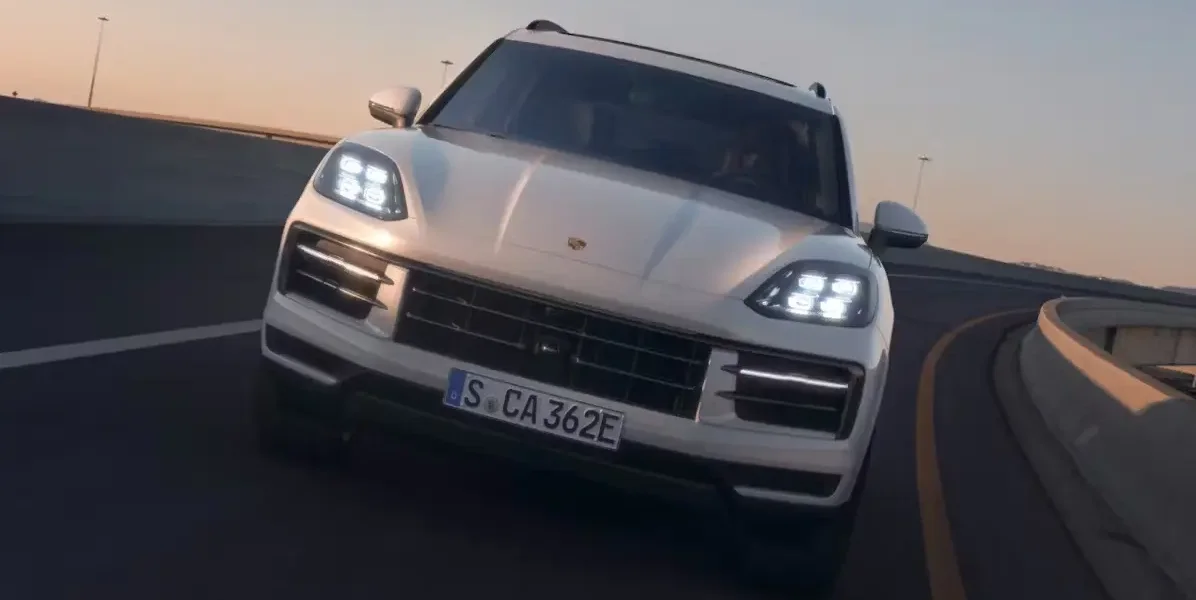 Front view of a Porsche Cayenne S E-Hybrid driving