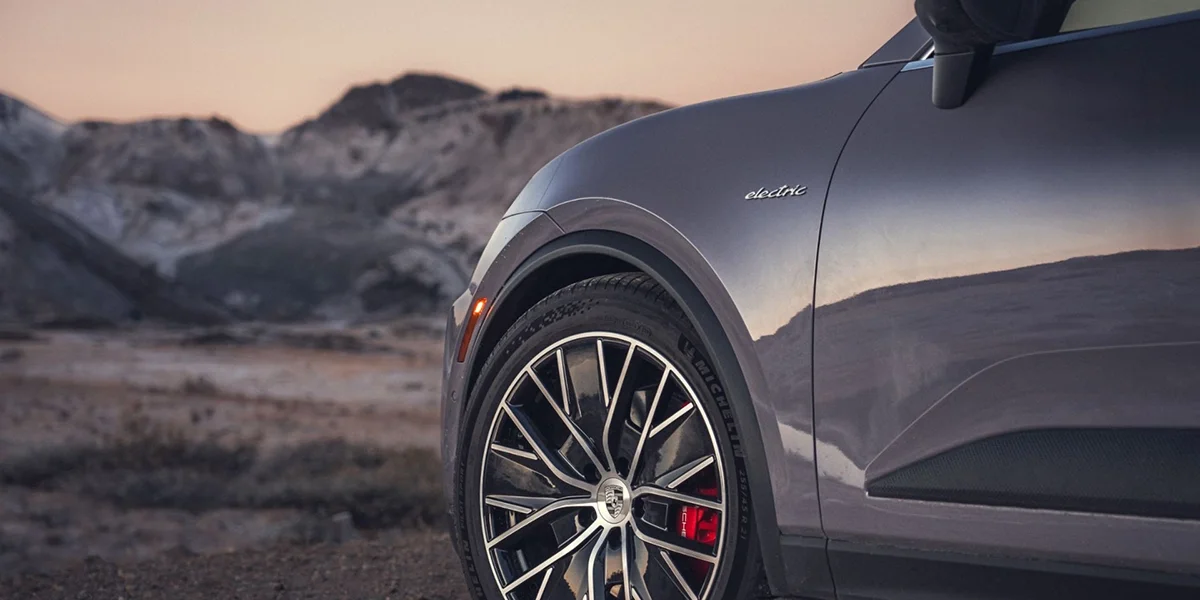 Detail of Porsche Macan 4S wheel and front fender, showcasing sporty alloy rims and “electric” badge.